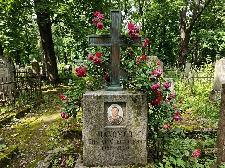Бронзовый крест с розами на гранитной плите в Красноярске