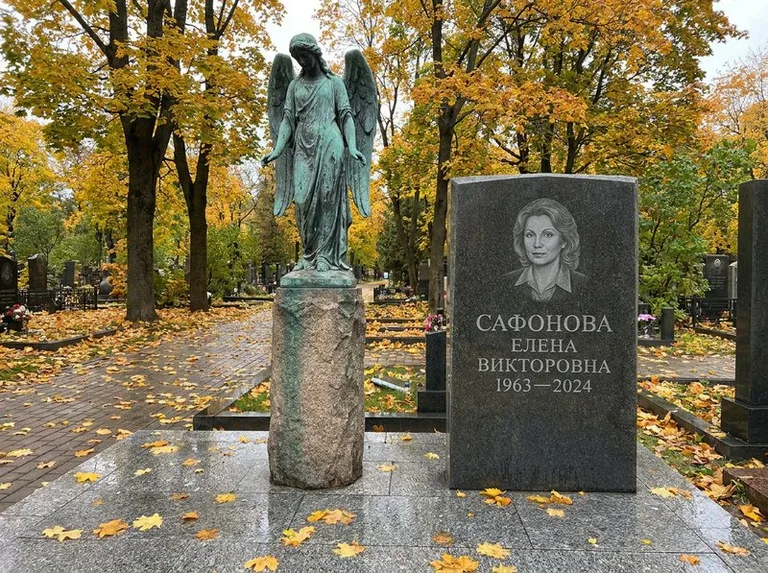 Бронзовый ангел на колонне рядом с памятником в Красноярске