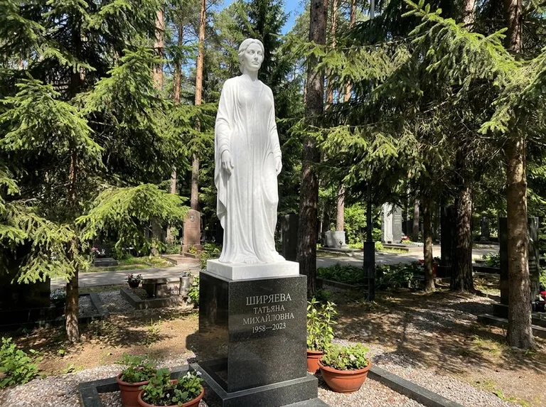 Ростовая женская фигура с портретным сходством на мемориале в Красноярске
