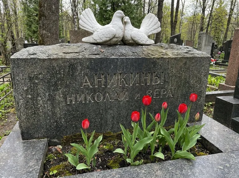 Пара голубей из литьевого мрамора на гранитной плите в Красноярске