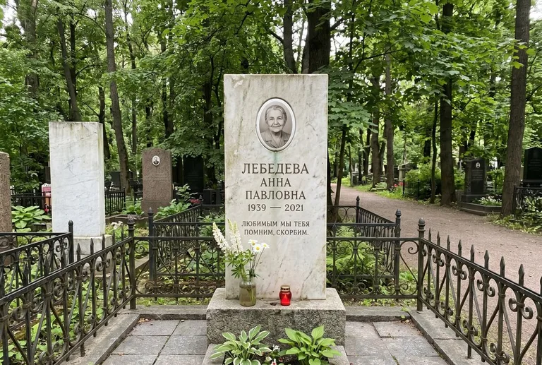 Уборка могилы до и после осенью — городское кладбище в Красноярске