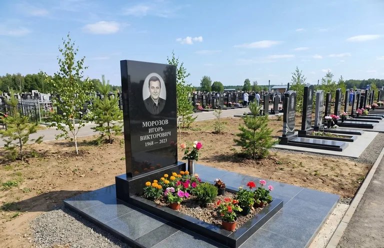 Уборка могилы со скамьёй до и после в Красноярске