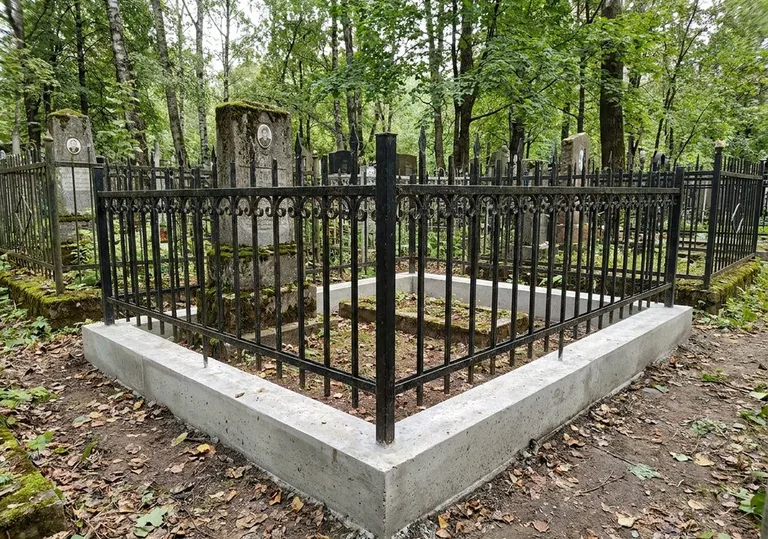 Установка ограды на бетонный поребрик по периметру в Красноярске