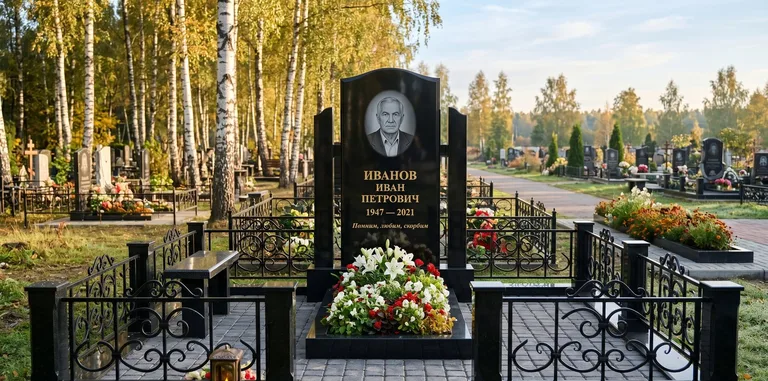 Мемориальный комплекс с цветником и оградой в Красноярске