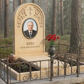 Памятник из светлого известняка в форме арки с цветами