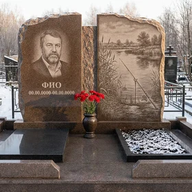 Гранитный памятник рыбаку с фактурой скалы с камышами у реки