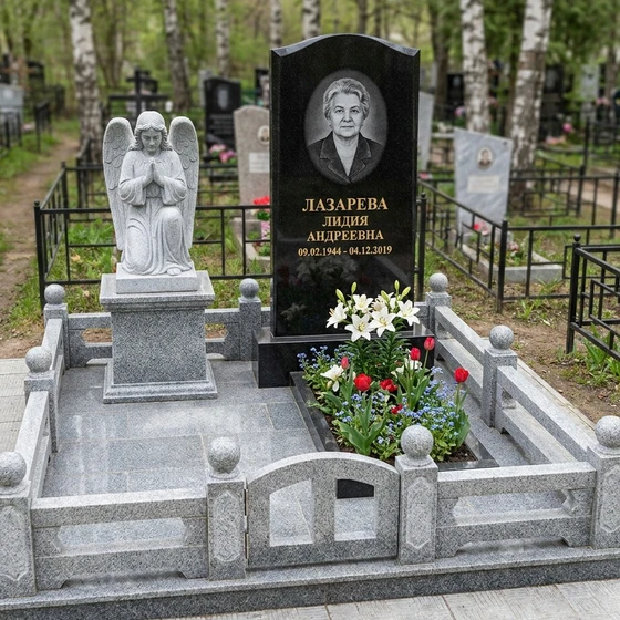 Памятник с ангелом из черного гранита (строгий)