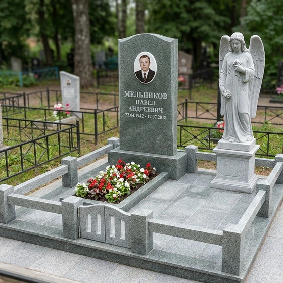 Памятник со скульптурой ангела из серо-зелёного гранита