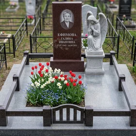 Памятник со скульптурой ангела из красного гранита