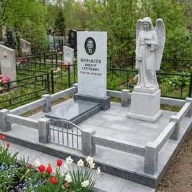 Памятник со скульптурой ангела из белого мрамора