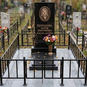 Памятник с бронзовыми буквами и гранитной стелой