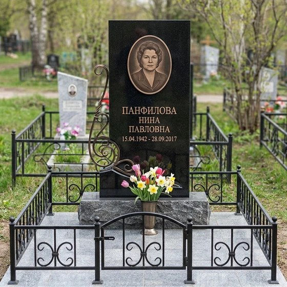 Гранитный памятник с металлическим декором