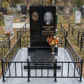 Мемориал из черного гранита с металлическим декором