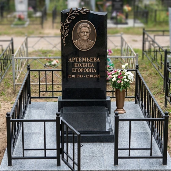 Памятник из черного гранита с бронзовыми элементами