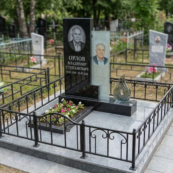 Мемориал из гранита со стеклянным декором