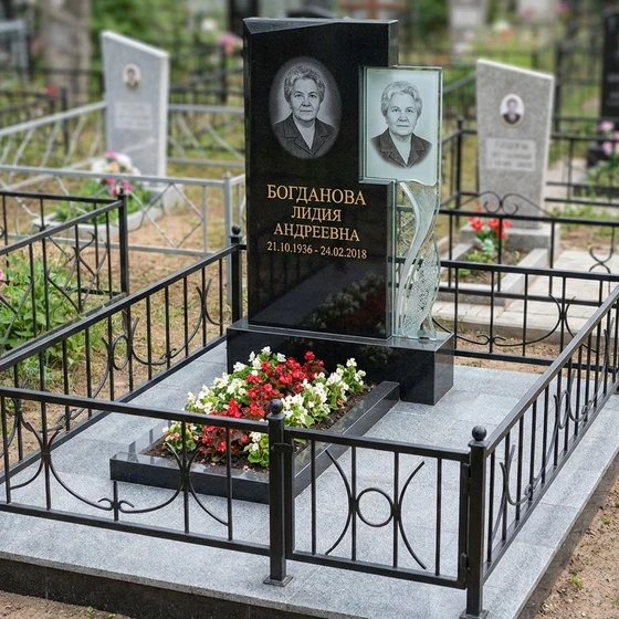 Памятник-стела с уникальной стеклянной деталью