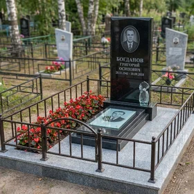 Модерн-памятник с асимметричным стеклом