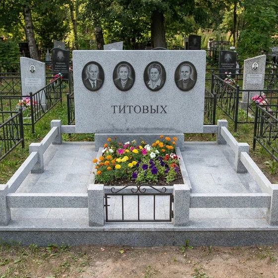 Семейный памятник на четверых из серого гранита