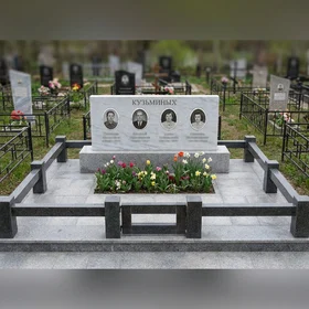 Семейный памятник на четверых из белого мрамора
