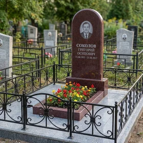Памятник из красного гранита с куполообразным завершением