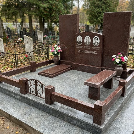 Семейный мемориальный комплекс из красного гранита