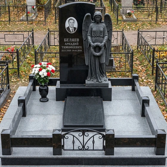 Памятник из чёрного гранита со скульптурой ангела в полный рост