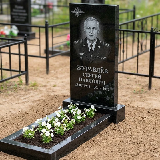 Памятник полицейскому — строгая стела с кокардой