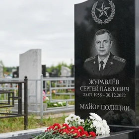 Памятник полицейскому со звездой и погонами