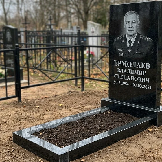 Памятник ветерану МВД — строгая стела