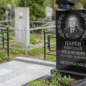 Памятник ветерану МВД с резной фуражкой