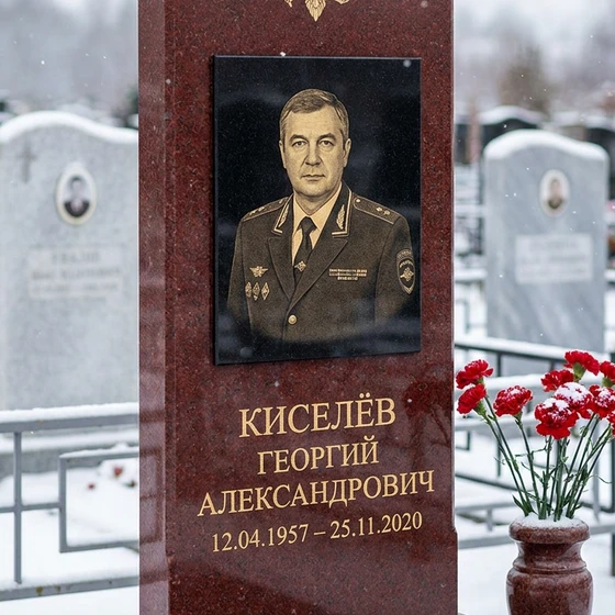 Памятник сотруднику МВД из красного гранита