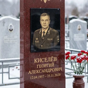 Памятник сотруднику МВД из красного гранита