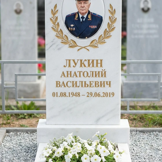 Памятник полицейскому из белого мрамора