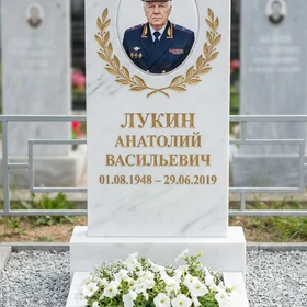 Памятник полицейскому из белого мрамора