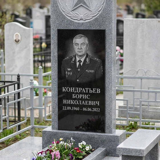 Памятник полицейскому из серого гранита со звездой
