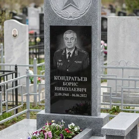 Памятник полицейскому из серого гранита со звездой
