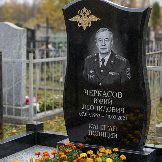 Памятник капитану полиции с эмблемой МВД