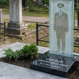 Памятник полицейскому на стекле в полный рост