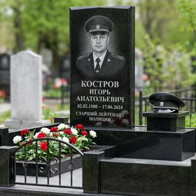 Памятник лейтенанту полиции с фуражкой