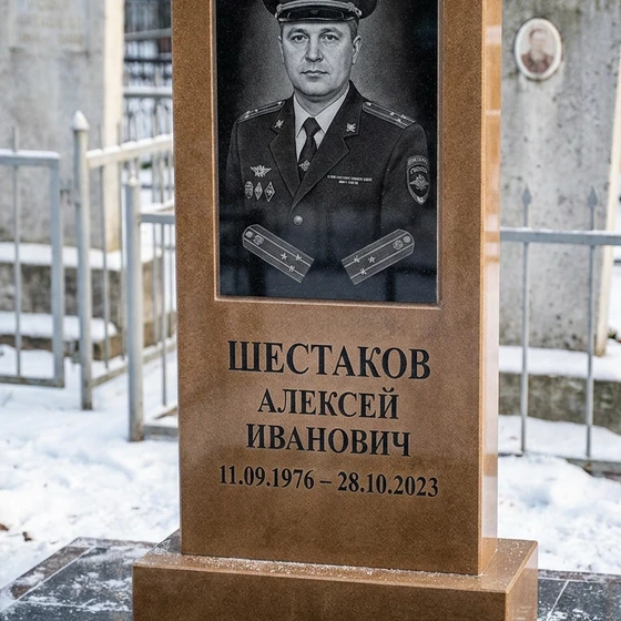 Памятник полицейскому из коричневого гранита