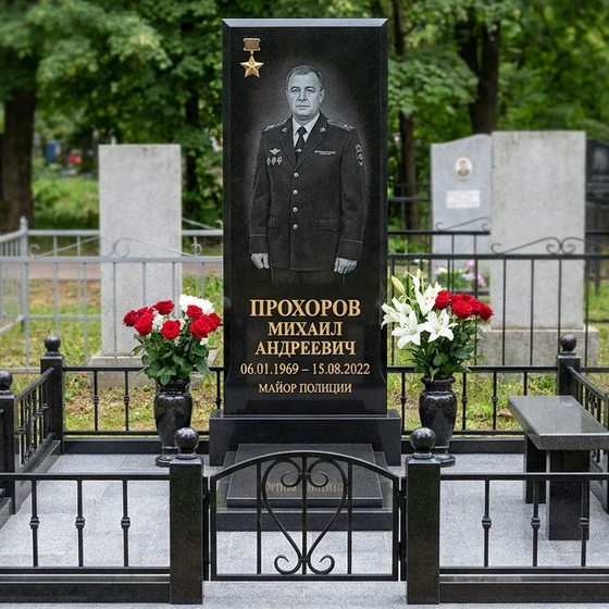 Памятник майору полиции в полный рост