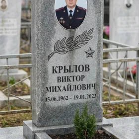 Памятник полицейскому из серого гранита с фотокерамикой
