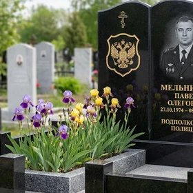Памятник подполковнику полиции — композиция с гербом