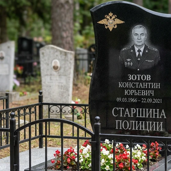Памятник старшине полиции с эмблемой МВД