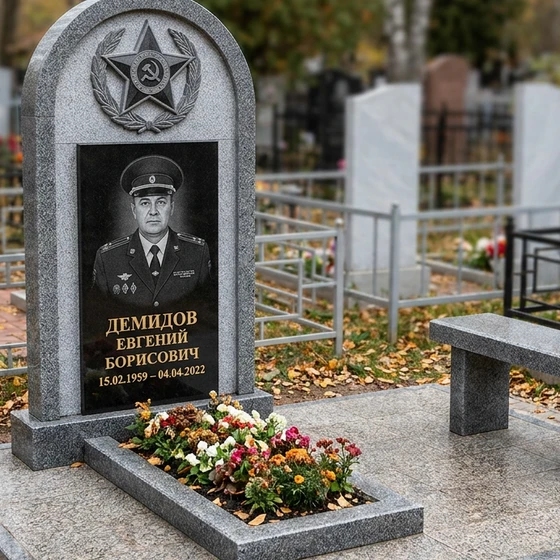 Памятник сотруднику МВД из серого гранита