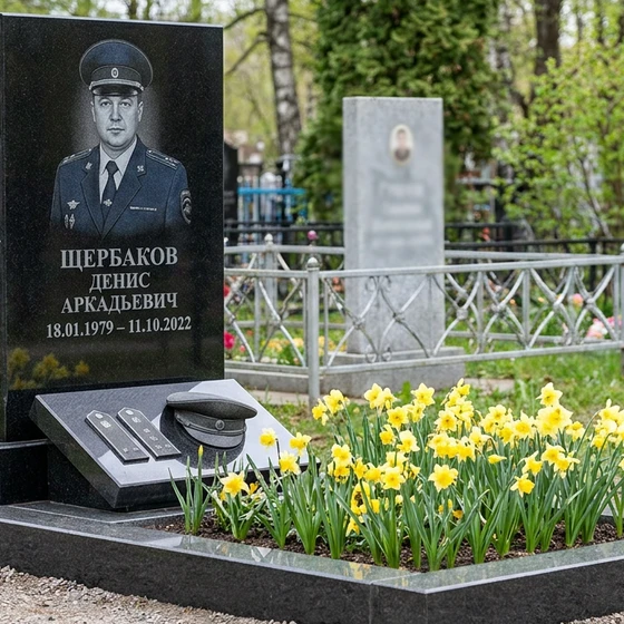 Памятник полицейскому с погонами и фуражкой