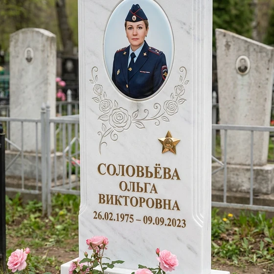 Памятник женщине-полицейскому из белого мрамора