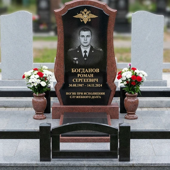 Памятник полицейскому, погибшему при исполнении, из красного гранита