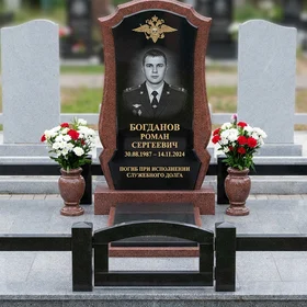 Памятник полицейскому, погибшему при исполнении, из красного гранита