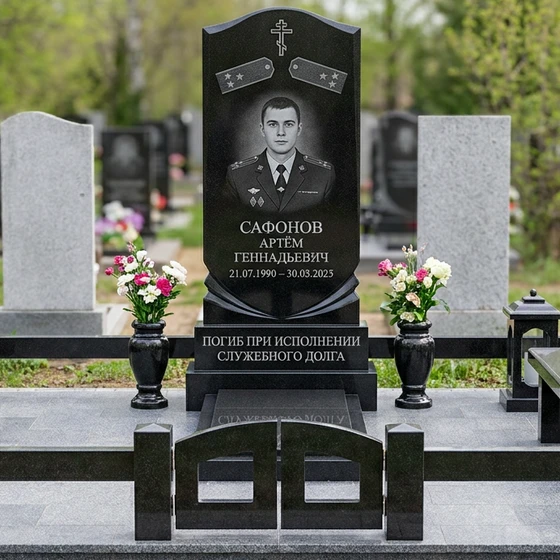 Памятник полицейскому, погибшему при исполнении — мемориальный комплекс
